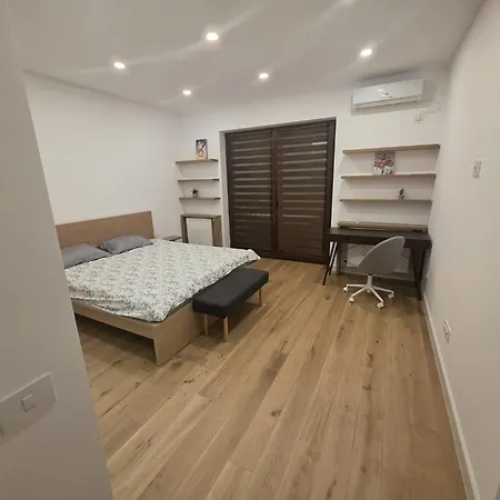 Semi-central Modern With Feroviarilor Park View *